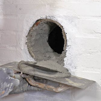 Luk hul efter brændeovn: Fyld et lag mørtel i bunden af hullet Luk hul efter brændeovn: Fyld et lag mørtel i bunden af hullet